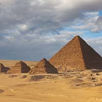吉萨三大金字塔（埃及）
